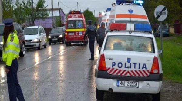 trafic oprit pe dn 13 doua persoane a ramas incarcerate in urma coliziunii a doua masini