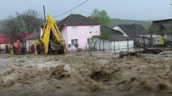 tabara de sinistrati in doua scoli din farcasa pentru 132 de persoane evacuate