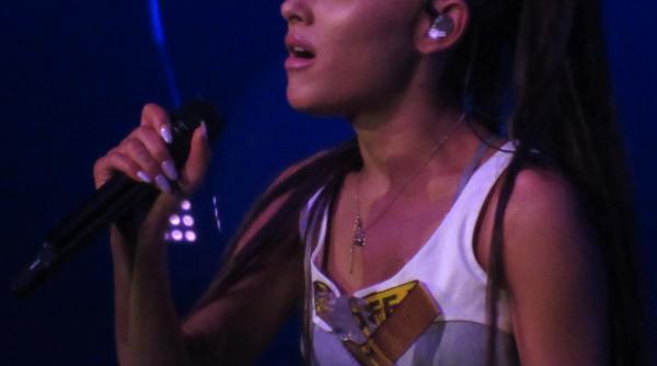 ariana grande tatuaj in memoria tatalui lui pete davidson