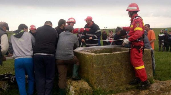 salvare spectaculoasa in dolj copilul de doi ani cazut intr o fantana adanca de 15 metri a fost recuperat in viata