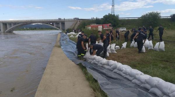 iasi gospodariile locuitorilor comunei alexandru ioan cuza in pericol din cauza eroziunii malului siretului