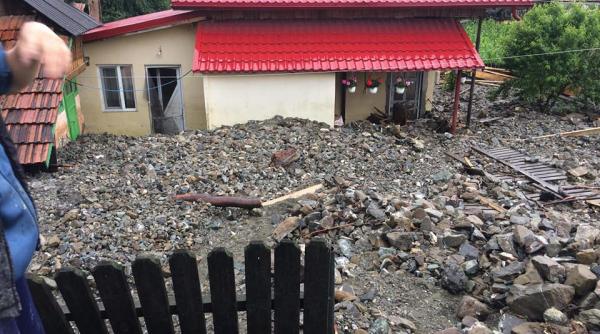 video inundatiile fac prapad in romania sute de localitati afectate sute de oameni evacuati zeci de drumuri si poduri distruse