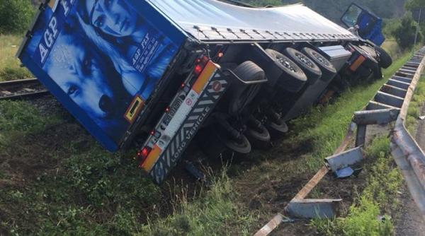 accident pe valea oltului un tir a cazut pe calea ferata circulatia trenurilor este blocata