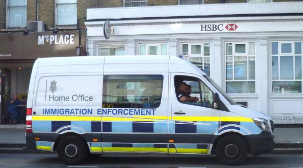 autoritatile pentru imigratie din marea britanie separa copiii de parinti