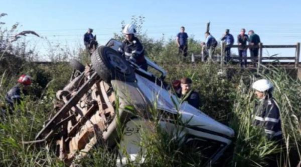 un barbat a murit dupa ce microbuzul pe care il conducea a fost lovit de tren