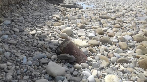 un proiectil exploziv si mai multe cartuse de infanterie au fost gasite in malul albiei raului susita