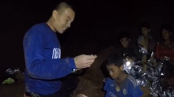 video pestera inundata din thailanda evacuarea copiilor in suspans