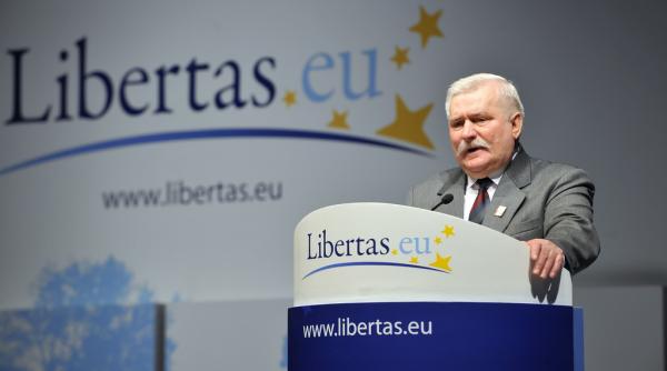lech walesa se alatura protestelor fata de reformele justitiei din polonia