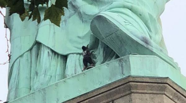 protest pe statuia libertatii impotriva politicilor de toleranta zero ale lui donald trump