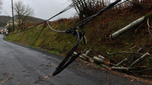 video o furtuna violenta cu rafale de vant de peste 100 km h a maturat franta s a soldat cu un mort si pagube insemnate
