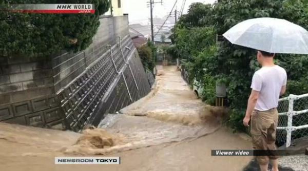 patru decese si sute de mii de persoane evacuate in japonia din cauza precipitatiilor intense