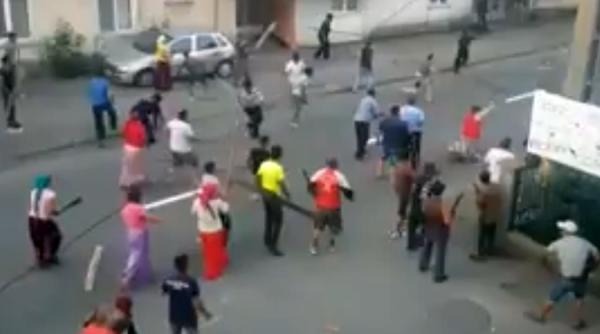 video zeci de arestati dupa o bataie generalizata intre doua familii de romi pe o strada din targu neamt