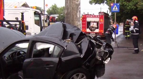 accident grav in bucuresti o masina s a incolacit pe un stalp de beton patru persoane au ajuns la spital
