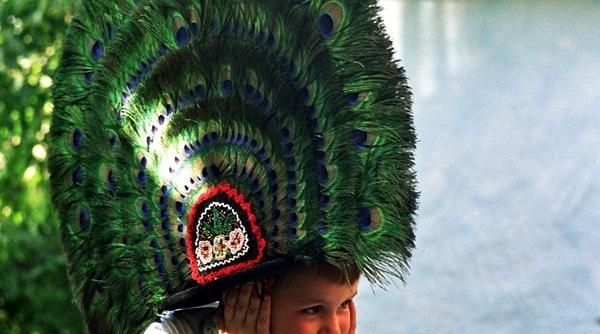 clopul cu paun piesa de rezistenta a costumului popular nasaudean