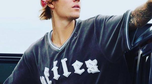 justin bieber s a logodit cu o blonda