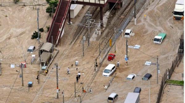 peste 100 de persoane decedate in urma inundatiilor din japonia