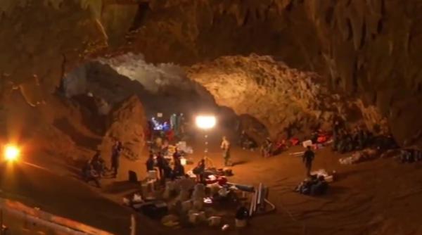11 baieti au fost salvati din pestera inundata din thailanda