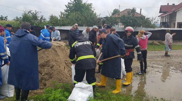 peste 70 de persoane din localitatea babeni au fost evacuate din locuinte din cauza inundatiilor