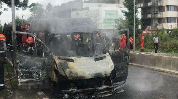 un microbuz a ars in totalitate pe soseaua pipera