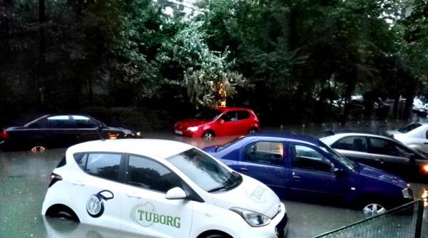 video inundatii in mai multe zone din bucuresti pe mai multe strazi apa ajunge pana la 50 de cm