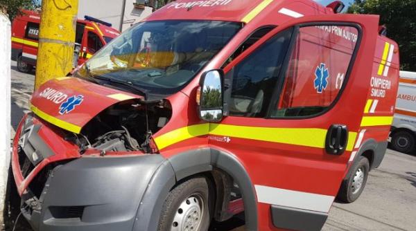 accident intre un autoturism si o ambulanta smurd aflata in misiune