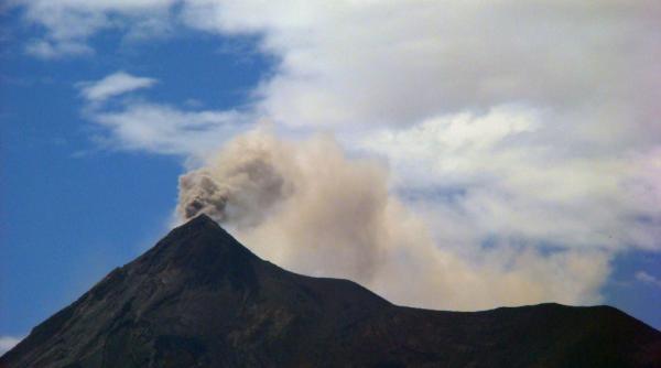 vulcanul fuego din guatemala si a intensificat activitatea