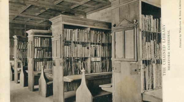 biblioteca unde cartile sunt prinse cu lanturi si lacate de rafturi