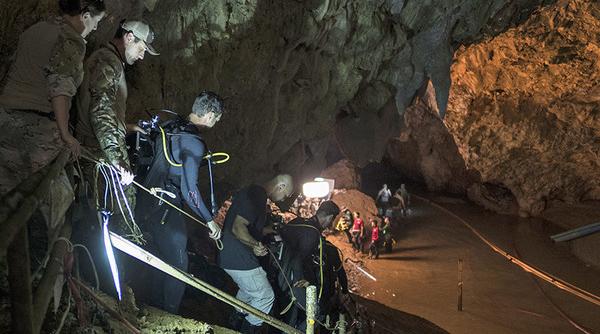 video reuniunea dintre baietii blocati in pestera inundata si parintii lor