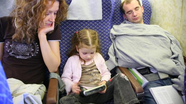 10 reguli de aur pentru parintii care calatoresc cu avionul impreuna cu copiii