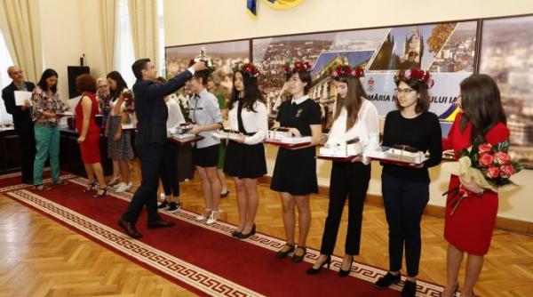 elevii care au obtinut media zece la bacalaureat si evaluarea nationala vor fi premiati de primariile sectoarelor 1 si 5