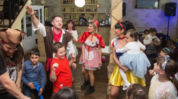 gina pistol animatoare la o petrecere de copii cand eram eu mica mama nu avea bani pentru asa ceva