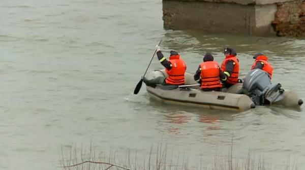 misiune dificia de salvare a unui copil cazut in raul olt