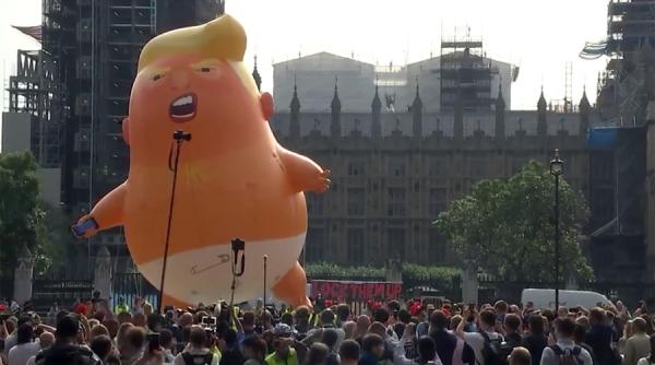 un balon care il reprezinta pe trump bebelus in scutece lansat in timpul protestelor de la londra
