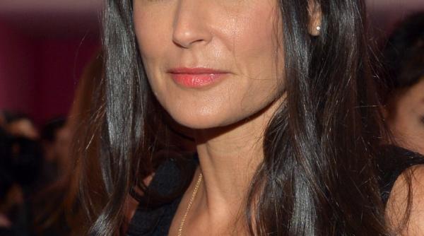 un escroc a sustras 169 000 de dolari de pe cardul actritei demi moore