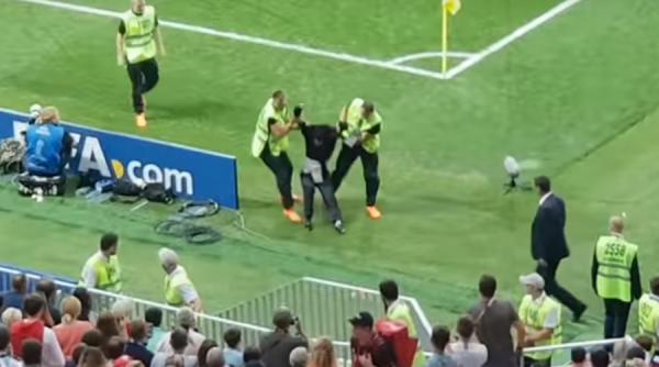 securitatea lui putin luata prin suprindere de activistii pussy riot la cupa mondiala