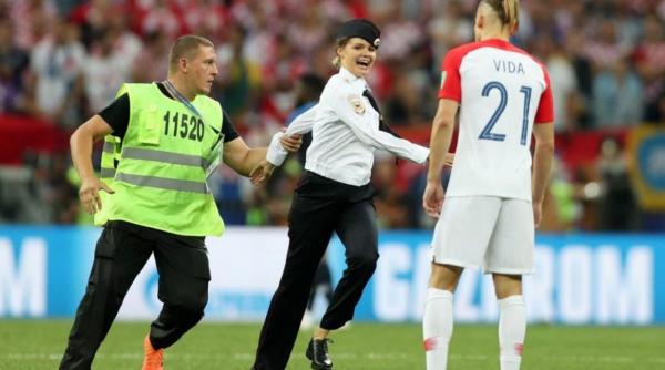 protestatarii pussy riot care au intrerupt finala cupei mondiale condamnati la 15 zile de inchisoare