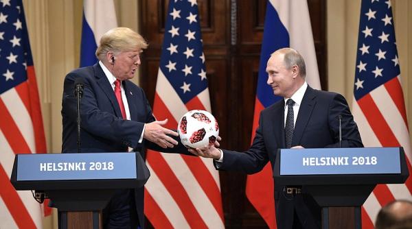 trump sfatuit sa verifice mingea daruita de putin