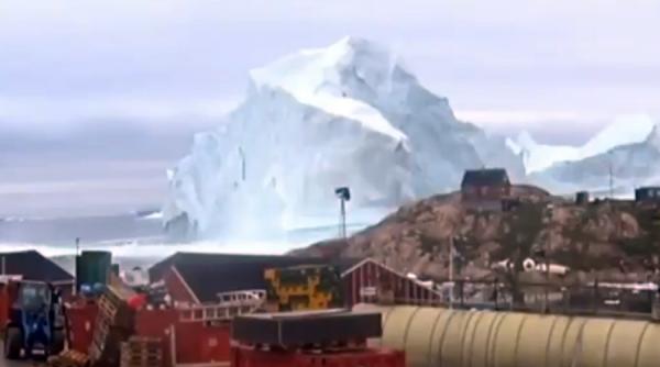 video spectacol periculos in groenlanda un iceberg urias a trecut la mustata pe langa un sat