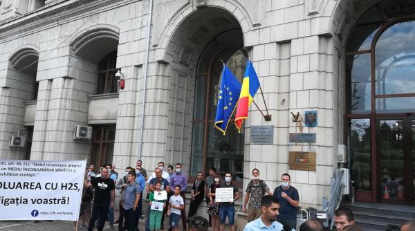protest in fata ministerului mediului al locuitorilor afectati de mirosurile de la groapa de gunoi de la chiajna