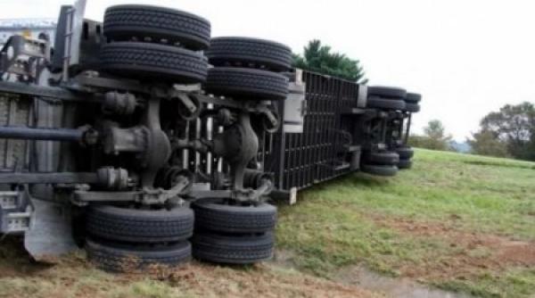 alerta la craiova o cisterna incarcata cu motorina s a rasturnat pe dj 561