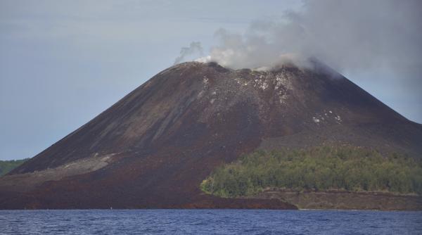 copilul vulcanului krakatau a erupt aruncand in aer cenusa si lava