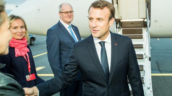 un ofiter de securitate al lui emmanuel macron filmat in timp ce lovea un protestatar