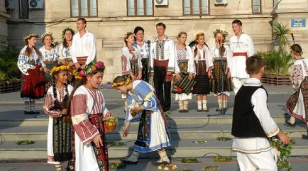 zeci de artisti si ansambluri folclorice participa la festivalul traditiile verii