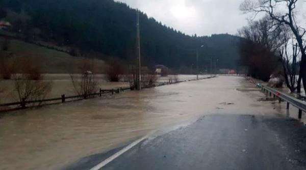 circulatia rutiera pe dn 1 oprita in comarnic din cauza aluviunilor de pe carosabil