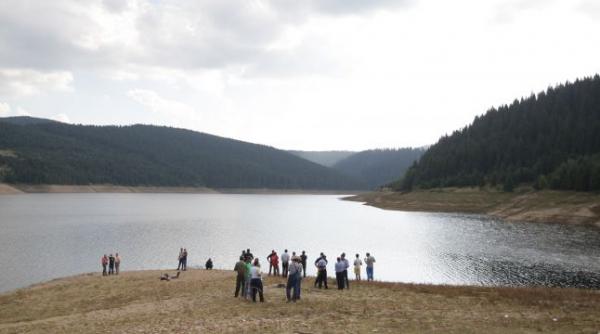 seful apia e cautat de scafandri in lacul belis au fost gasite mai multe sticle goale de alcool in barca din care ar fi cazut