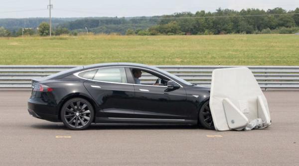 tesla dupa model iphone