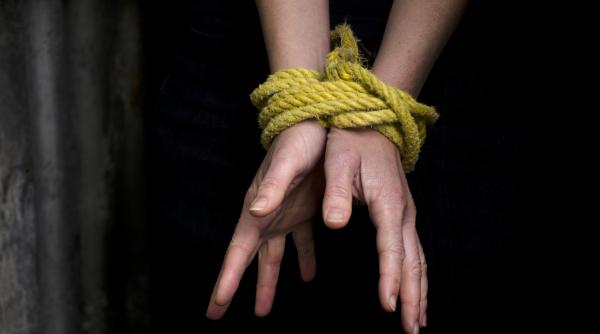 fetita gasita legata de un stalp