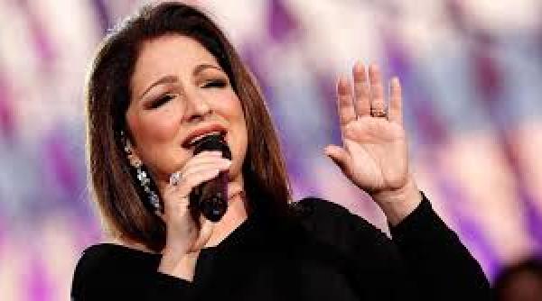 gloria estefan a fost recompensata cu medalia de aur pentru arte din partea guvernului spaniol