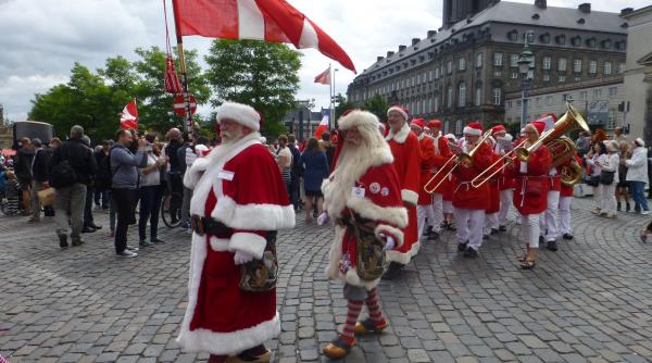 mos craciuni din lumea intreaga participa la conferinta anuala din copenhaga