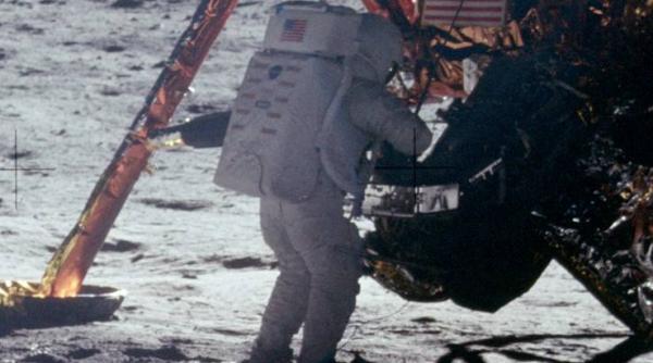 obiecte ale astronautului neil armstrong scoase la licitatie